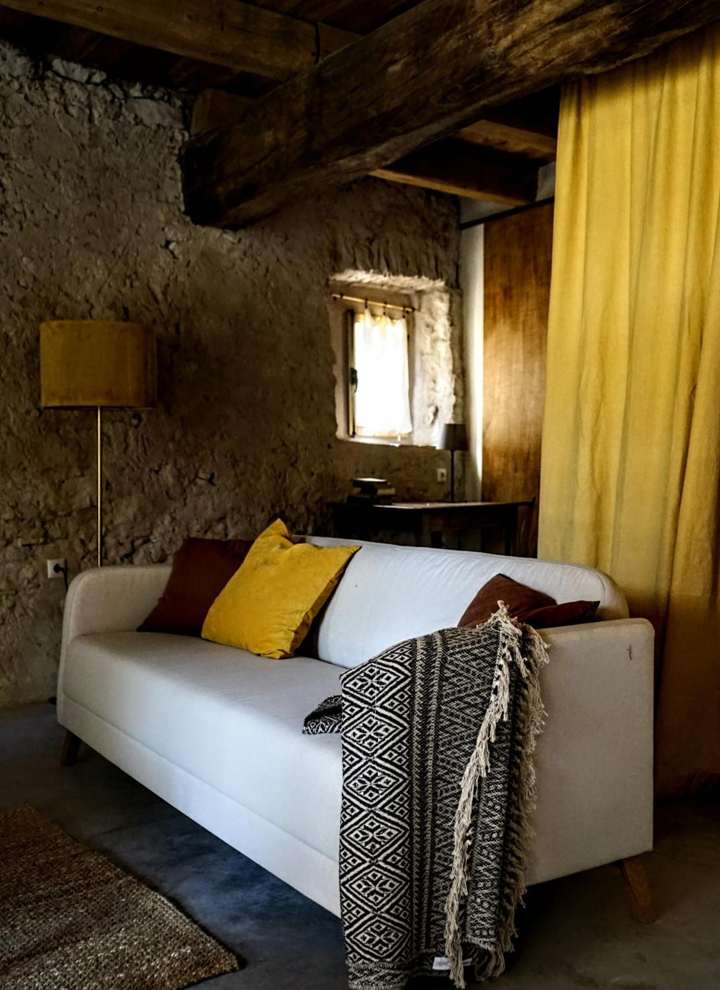 Can Tat, Loft In A Old Coach House Sant Jordi Desvalls Exterior photo